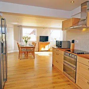 Apartment Spacious Rugby Field With Off-street Parking And Ev Fast Point For Electric Cars, Whitby